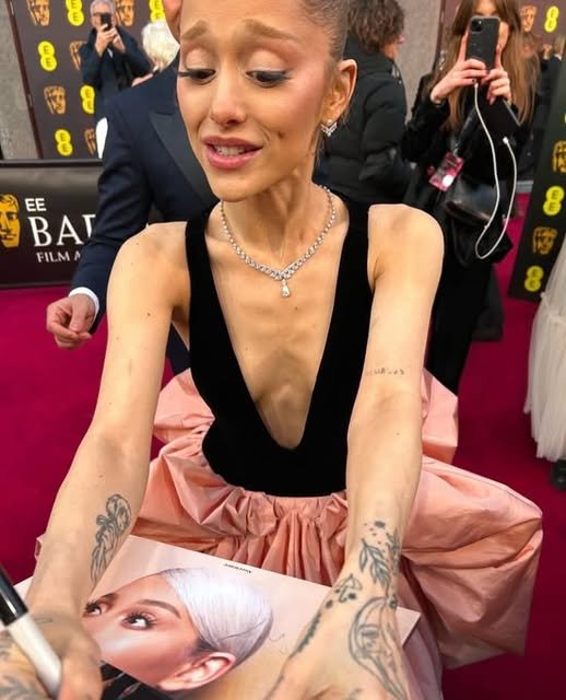 Ariana Grande signing fans pictures at the BAFTA’s